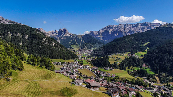 航拍阿尔卑斯山下的村庄图片
