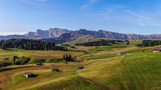 航拍意大利多洛米蒂山区苏西高原天然牧场高清图片