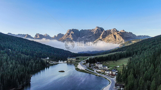 航拍多洛米蒂高山湖泊密苏里纳湖全景图片