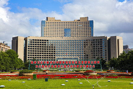 青岛市政府大楼建筑蓝天白云图片
