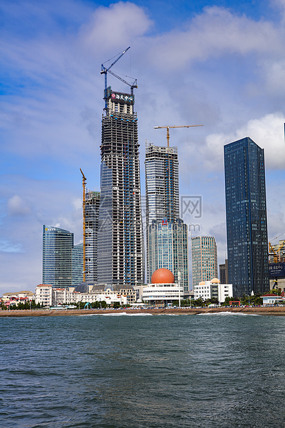 青岛海边摩天大楼建筑蓝天白云图片