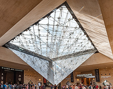 法国巴黎卢浮宫博物馆倒金字塔入口图片