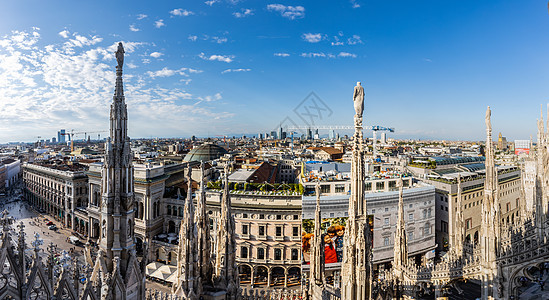 米兰大教堂塔顶俯瞰米兰城市天际线背景图片