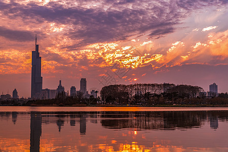 南京夕阳下的玄武湖和紫峰大厦图片