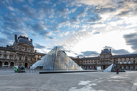 巴黎著名旅游景点卢浮宫高清图片
