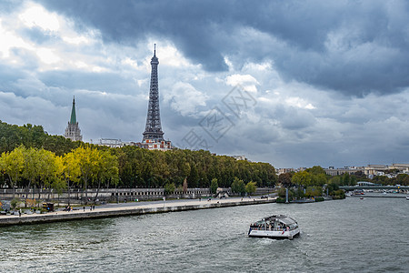 巴黎塞纳河上的游船与埃菲尔铁塔全景图片