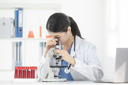 女性医生显微镜观察血样图片