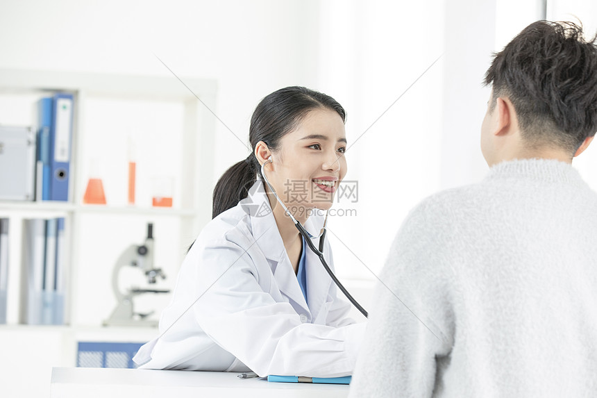女性医生听诊器检查病人