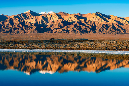 唯美雪山倒影大柴旦盐湖倒影背景