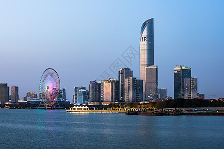 园区夜景金鸡湖五光十色的建筑夜景背景