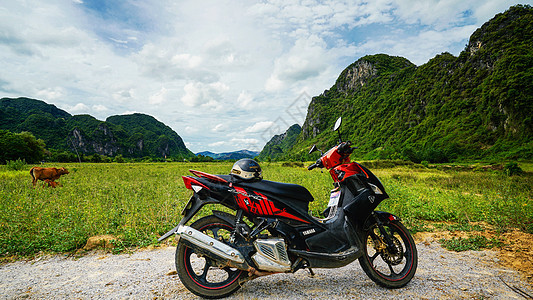 越南喀斯特地貌山间田野摩托车图片