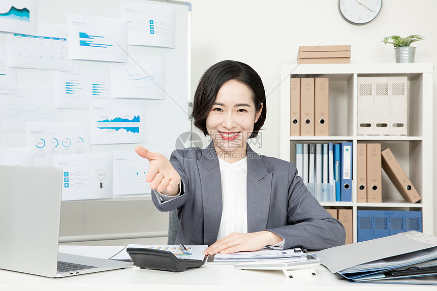 商务女性办公室伸手邀请加入