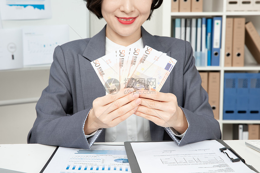 商务女性会计发工资