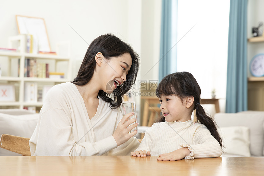 母女居家喝水图片