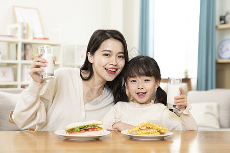 居家母女一起吃早餐高清图片