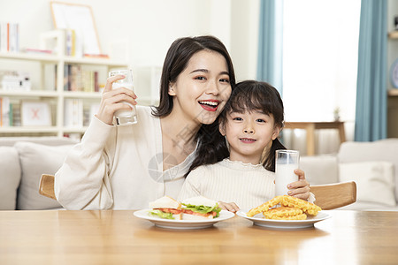 居家母女一起吃早餐图片