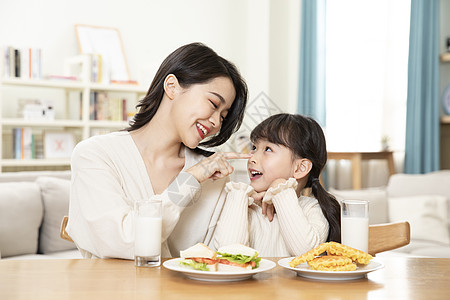 居家母女一起吃早餐高清图片