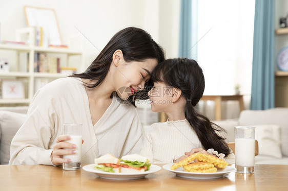 居家母女一起吃早餐图片