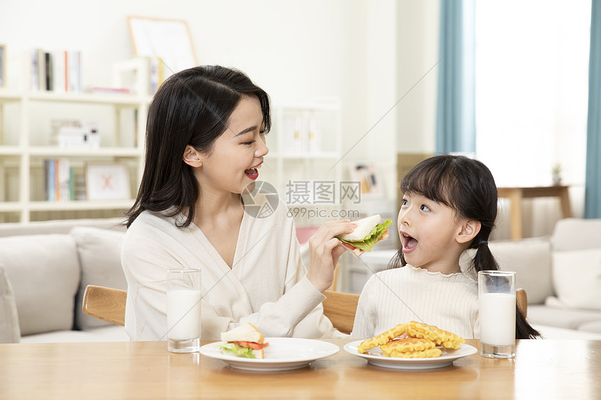 居家母女一起吃早餐图片