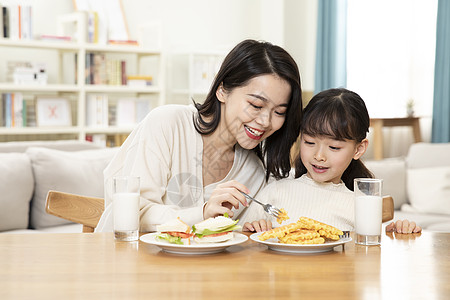 居家母女一起吃早餐高清图片