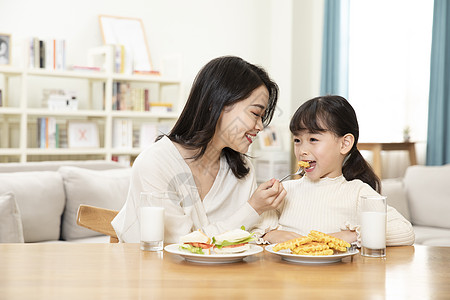 居家母女一起吃早餐高清图片