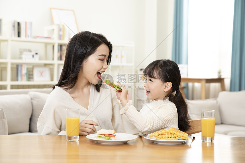 居家母女一起吃早餐图片