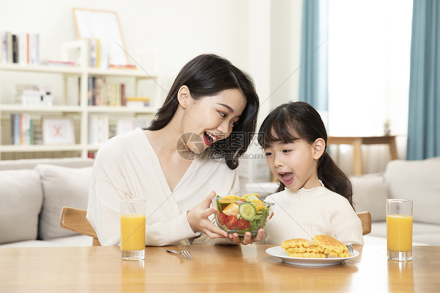 居家母女一起吃沙拉图片