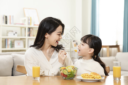 居家母女一起吃沙拉高清图片