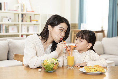 母女居家生活喝橙汁高清图片