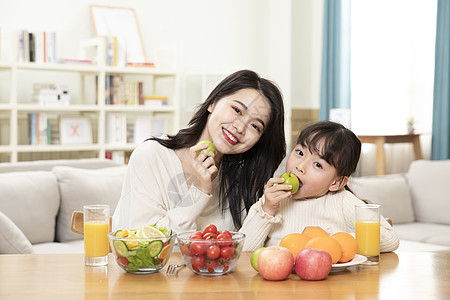 吃水果的人居家母女一起吃水果背景
