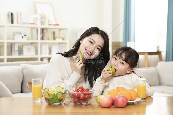 居家母女一起吃水果图片