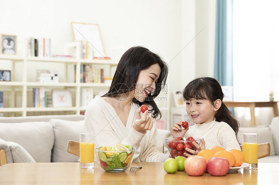 居家母女一起吃水果图片