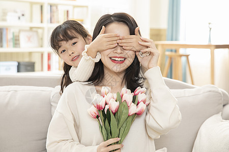女儿蒙着妈妈的眼睛送花高清图片