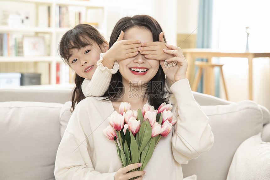 女儿蒙着妈妈的眼睛送花图片