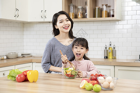 居家母女一起做沙拉高清图片