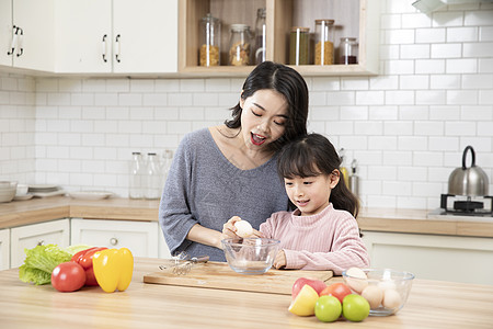 母女做饭居家母女厨房打鸡蛋背景