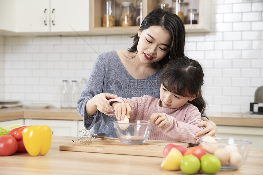 居家母女厨房打鸡蛋图片