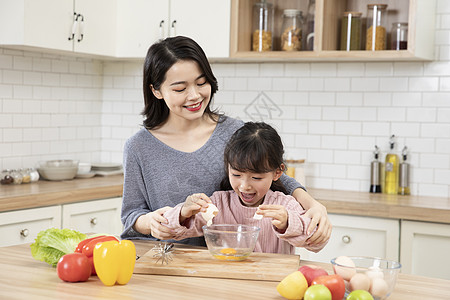 女儿打鸡蛋图片