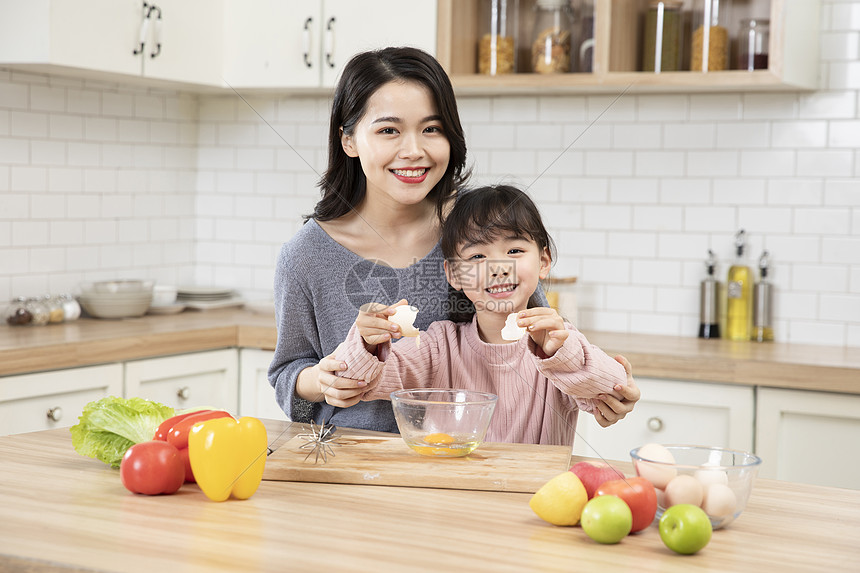 居家母女厨房打鸡蛋图片