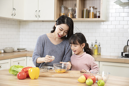 居家母女厨房打鸡蛋图片