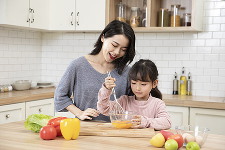 母女做饭居家母女厨房打蛋液背景