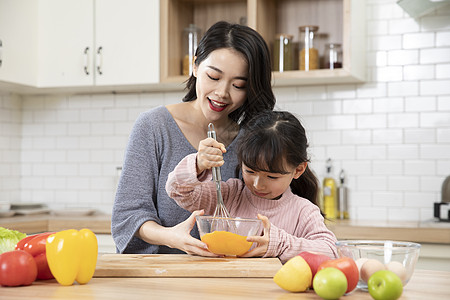 居家母女厨房一起做蛋糕高清图片