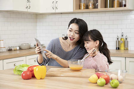 居家母女平板电脑学习做饭图片