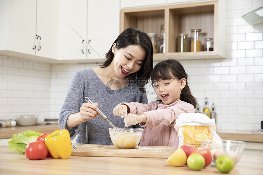 居家母女厨房一起做蛋糕图片