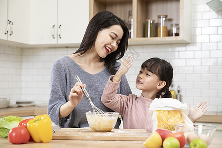 居家母女厨房一起做蛋糕高清图片