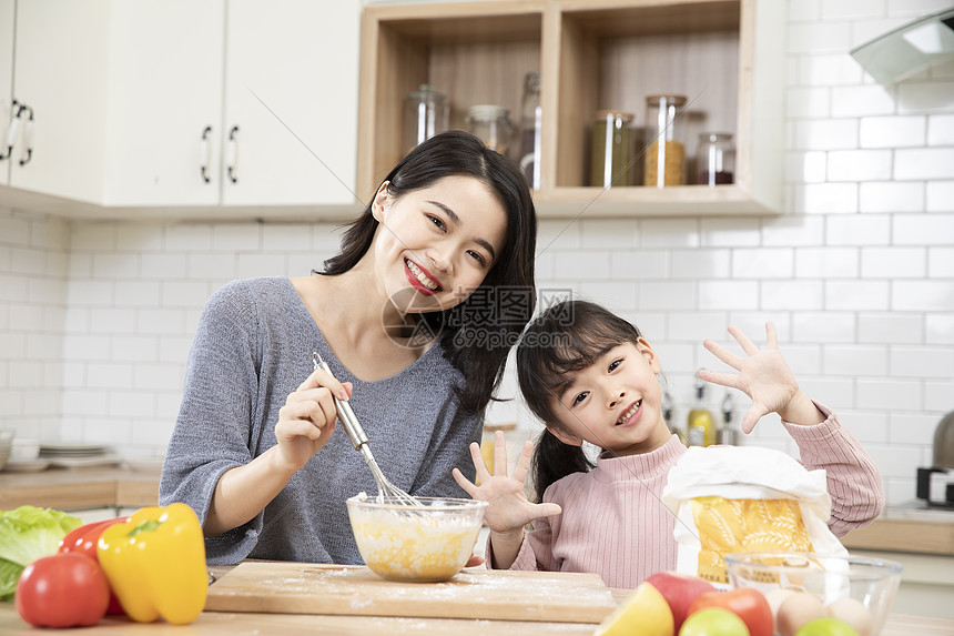 居家母女厨房一起做蛋糕图片