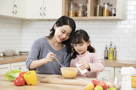 居家母女厨房一起做蛋糕高清图片