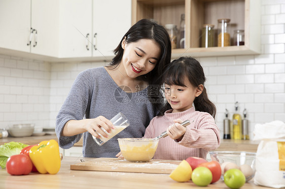 居家母女厨房一起做蛋糕图片