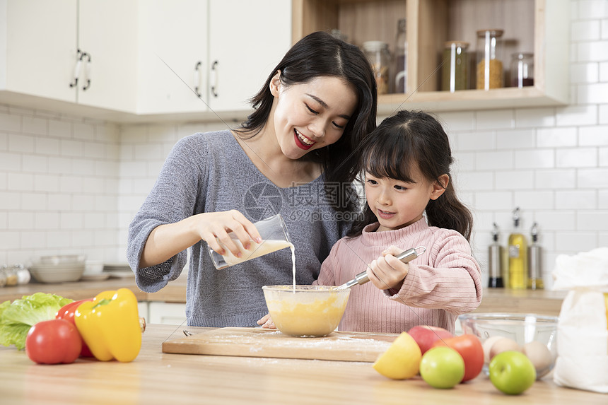 居家母女厨房一起做蛋糕图片