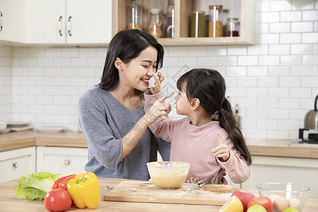 母女做饭居家母女厨房做蛋糕玩耍背景